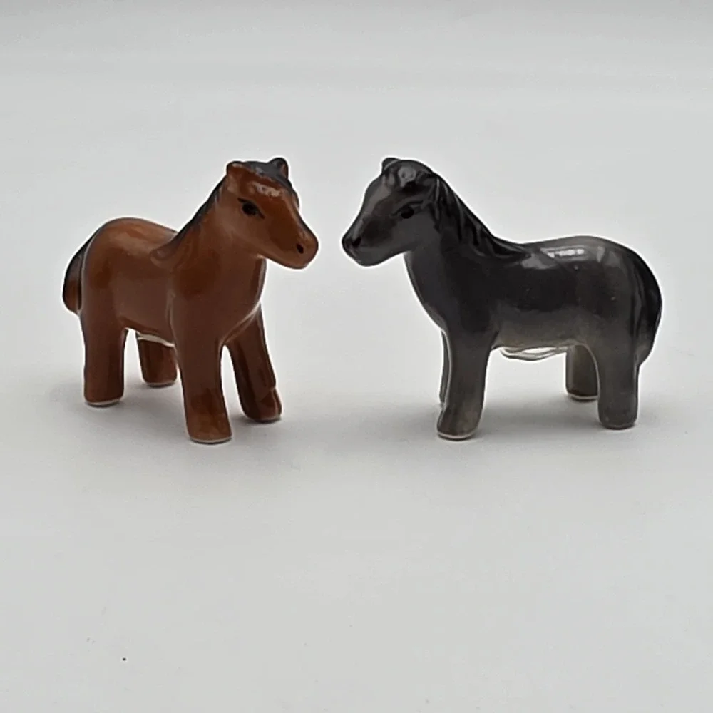 Cracker Barrel Ceramic‎ Mini Horse Salt/Pepper Shaker Set